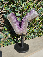 Load image into Gallery viewer, Amethyst on spinning stand from Uruguay - Spinning V / Tick