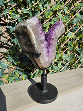 Load image into Gallery viewer, Amethyst on spinning stand from Uruguay - Spinning V / Tick