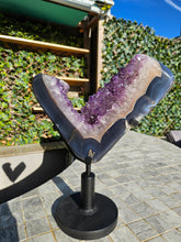 Load image into Gallery viewer, Amethyst on spinning stand with agate from Uruguay - Spinning V / Tick