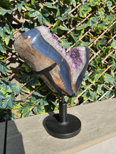 Load image into Gallery viewer, Amethyst on spinning stand with agate from Uruguay - Spinning V / Tick