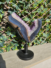 Load image into Gallery viewer, Amethyst on spinning stand with agate from Uruguay - Spinning V / Tick