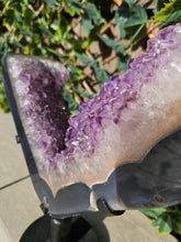 Load image into Gallery viewer, Amethyst on spinning stand with agate from Uruguay - Spinning V / Tick