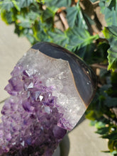 Load image into Gallery viewer, Amethyst on spinning stand with agate from Uruguay - Spinning V / Tick