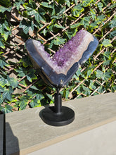 Load image into Gallery viewer, Amethyst on spinning stand with agate from Uruguay - Spinning V / Tick
