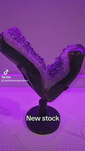 Load and play video in Gallery viewer, Amethyst on spinning stand with agate from Uruguay - Spinning V / Tick
