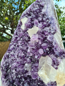 Amethyst on spinning stand with Calcite from Uruguay - Spinning reflection Active