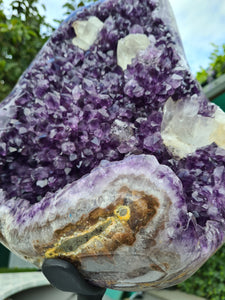 Amethyst on spinning stand with Calcite from Uruguay - Spinning reflection Active